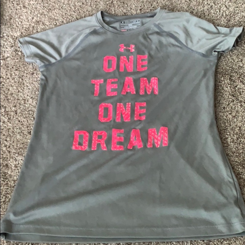 I’m selling this gray under armor T-shirt.